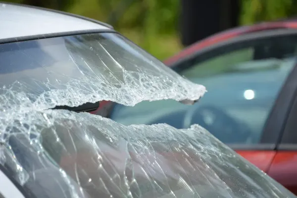 Shattered windshield, and what not to do with it