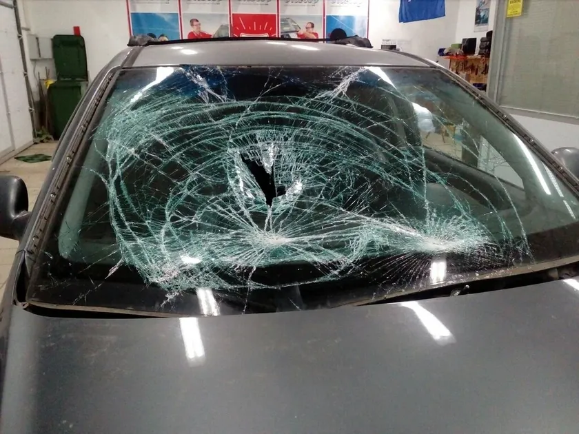 Why is my windshield fogging up inside? Causes and solutions