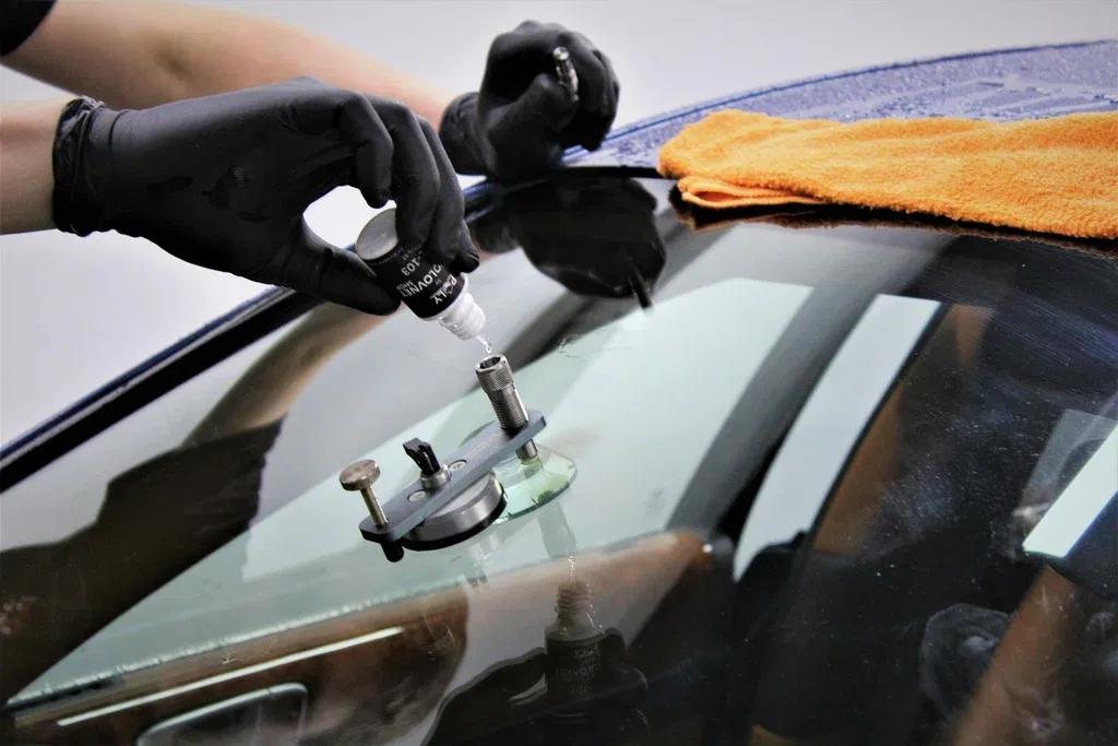 Windshield chip repair vs replacement: When can damage be fixed?
